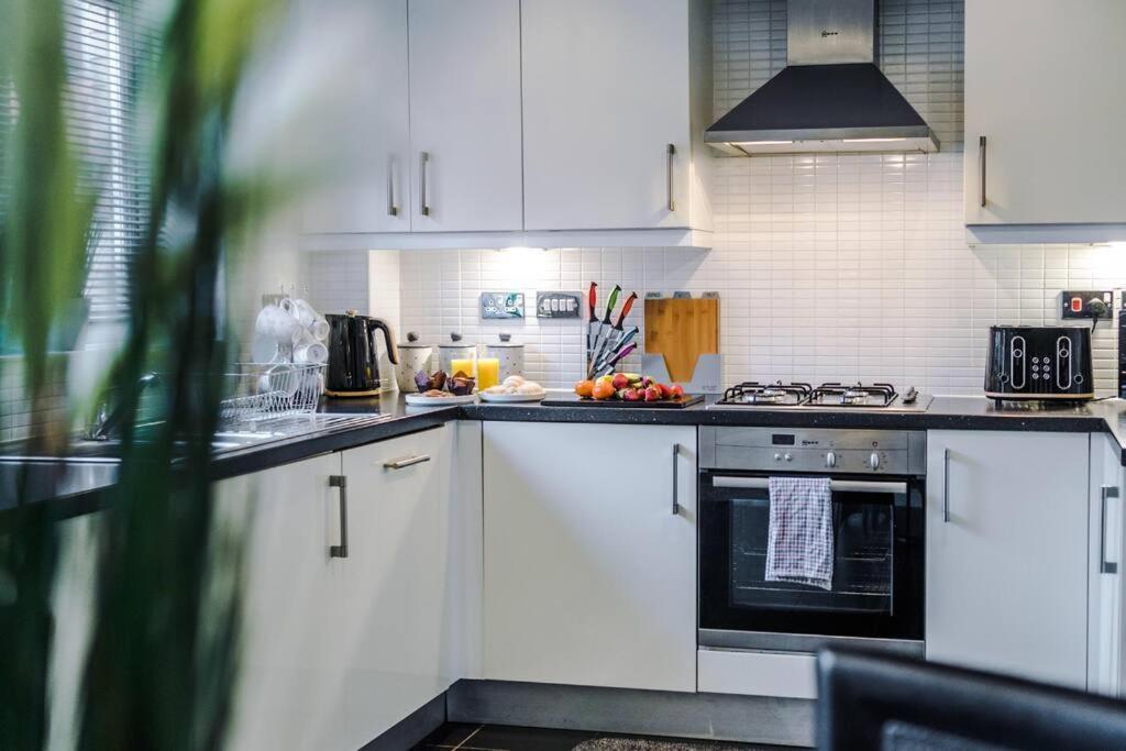 Stylish Townhouse Chester City Centre With Parking Exterior photo
