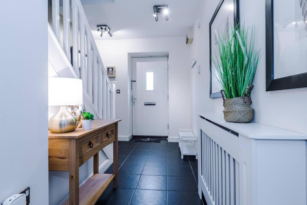 Stylish Townhouse Chester City Centre With Parking Exterior photo