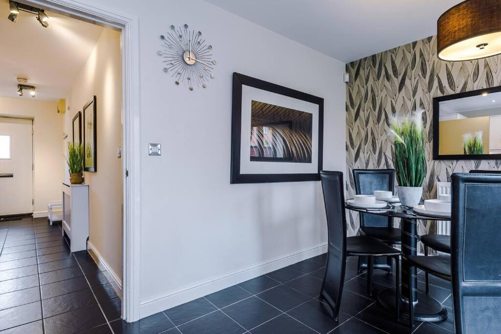 Stylish Townhouse Chester City Centre With Parking Exterior photo