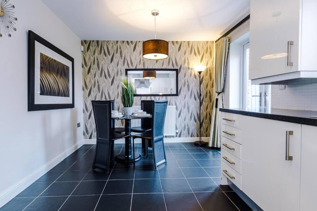 Stylish Townhouse Chester City Centre With Parking Exterior photo